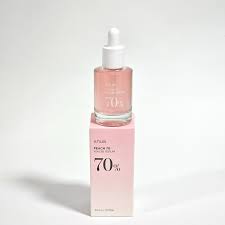 Anua Peach 70% Niacinamide Serum, a skincare product designed to brighten and improve skin texture.
