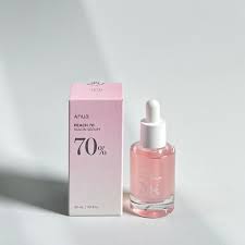 Anua Peach 70% Niacinamide Serum, a skincare product designed to brighten and improve skin texture.