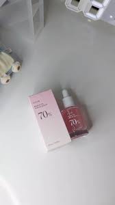 Anua Peach 70% Niacinamide Serum, a skincare product designed to brighten and improve skin texture.